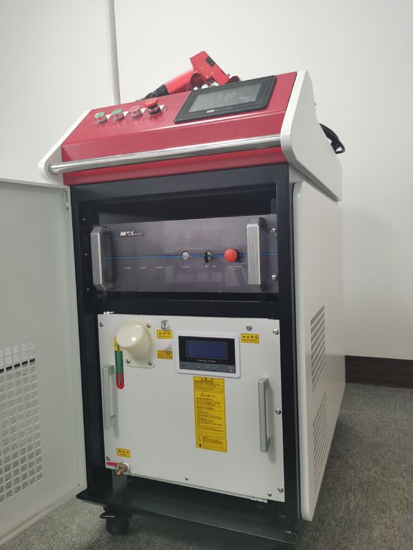 Làm mát bằng nước 50HZ Máy hàn laser cầm tay 6mm 120mm / S IEC60825